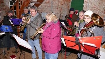 Surheider Posaunenchor beim Auftritt in der Schiffdorfer Mühle
