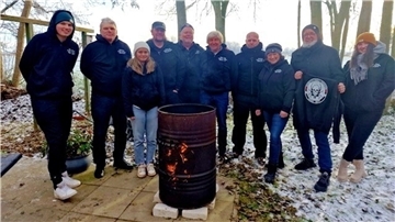 Die Mitglieder des FC-St.-Pauli-Fanclubs „Wurster Pauli Zecken BrunWitt“ zeigen stolz ihre neuen Jacken mit dem Club-Enblem