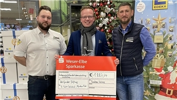 Artur Galwas (rechts) und Maik Grotheer (links) vom E-Center mit Stiftungsvorstand Andre Fricke. 