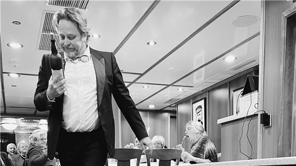 „Dinner for One“ läuft auch 2023 auf dem Salondampfer MS Hansa