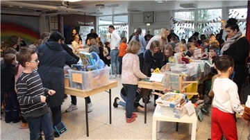 Dichtes Gedränge an den Ständen des Flohmarktes in der Grundschule Lunestedt