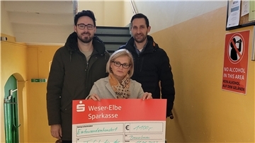 Patrik Fiedler (links) und Frederick Fiedler (rechts) vom Unternehmen Fiedler spenden 1100 Euro für die ehrenamtliche Arbeit der Tafel. Gaby Treschok von der Tafel freut sich sehr über die Unterstützung. 