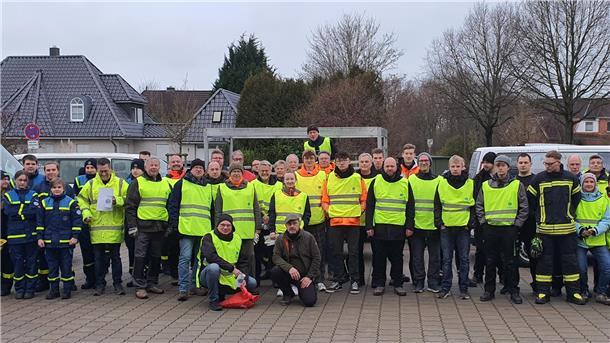 Zum 25. Mal haben die freiwilligen Teams in Langen, Debstedt und Sievern die alten Weihnachtsbäume eingesammelt. Mit dabei sind der Lions Club Langen-Pipinsburg, das THW und die drei Ortswehren.
