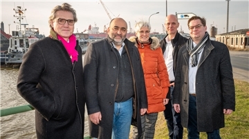 Der Grünen-Bundesvorsitzende Omid Nouripour (zweiter von links) besucht den Kaiserhafen in Bremerhaven - zusammen mit (von links) Robert Howe (Bremenports), Dr. Saskia Greiner (Wirtschaftsförderung BIS) sowie Michael Labetzke und Claudius Kaminiarz von den Grünen.