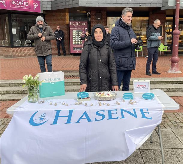 Die Hilfsorganisation Hasene sammelte bei der Gedenkfeier auch Spenden für die Erdbebenopfer in der Türkei und Syrien.