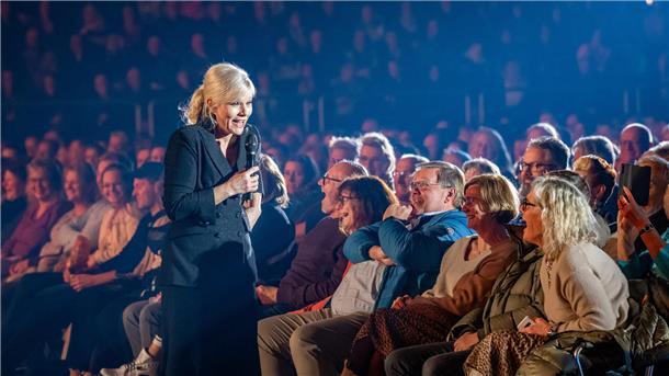 Ina Müller  in der ausverkauften Stadthalle