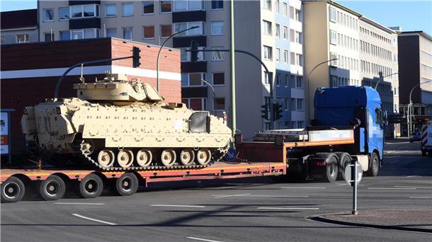 Warum die US-Armee so viele Militärfahrzeuge via Bremerhaven nach Europa bringt Warum die US-Armee so viele Militärfahrzeuge via Bremerhaven nach Europa bringt