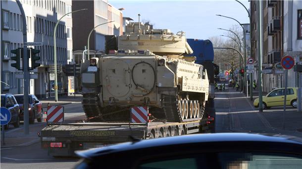 Warum die US-Armee so viele Militärfahrzeuge via Bremerhaven nach Europa bringt Warum die US-Armee so viele Militärfahrzeuge via Bremerhaven nach Europa bringt