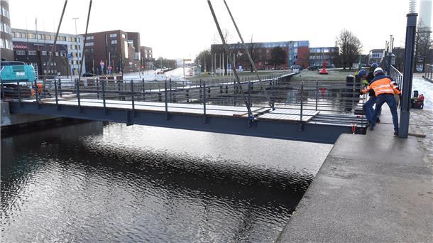 Eine Brücke wird eingehängt