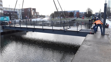 Eine Brücke wird eingehängt