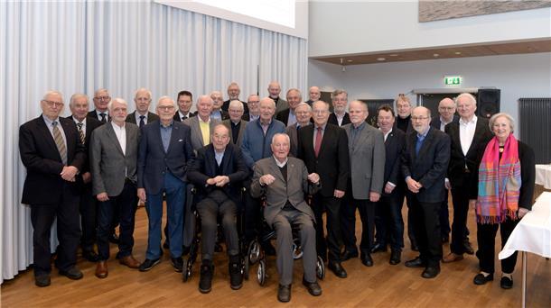 Gruppenbild mit 28 Personen.