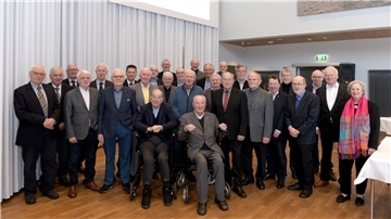 Gruppenbild mit 28 Personen.