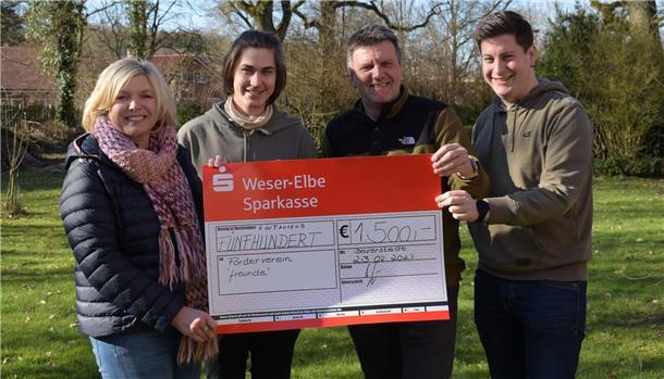 Die VGH-Versicherung Heinrich Jäger OHG aus Beverstedt unterstützt erneut die Flotte der Konfirmanden auf dem IJsselmeer. Andrea Jäger überreichte einen Scheck in Höhe von 1500 Euro an Maximilian Szczesny (2.v.l.) und Christoph Somnitz (rechts) vom Flottenkommando sowie Kreisjugenddiakon Michael Hinrichs.