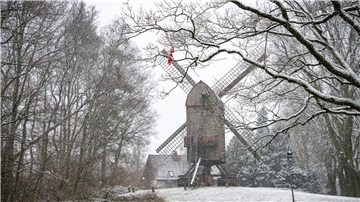 Verschneite Windmühle im Speckenbütteler Park