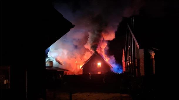 Mit Video: Feuer in Beverstedt - Mann verletzt sich bei Sprung lebensgefährlich Mit Video: Feuer in Beverstedt - Mann verletzt sich bei Sprung lebensgefährlich