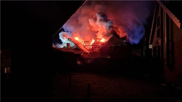 Mit Video: Feuer in Beverstedt - Mann verletzt sich bei Sprung lebensgefährlich Mit Video: Feuer in Beverstedt - Mann verletzt sich bei Sprung lebensgefährlich