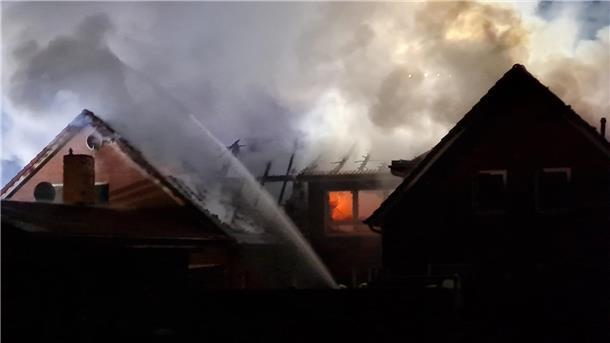 Mit Video: Feuer in Beverstedt - Mann verletzt sich bei Sprung lebensgefährlich Mit Video: Feuer in Beverstedt - Mann verletzt sich bei Sprung lebensgefährlich