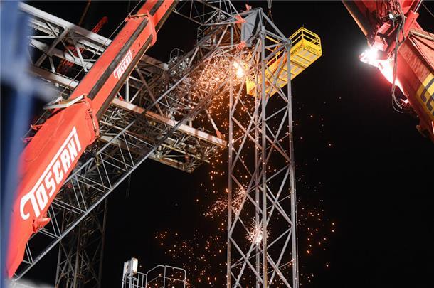 Tschüss, „Giraffe“! Der Abbau des Container-Krans neigt sich dem Ende entgegen