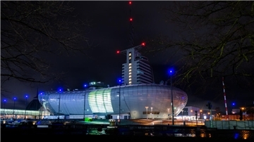 Wegen der WWF-Klimaaktion-Aktion „Earth-Hour“ wurde unter anderem beim Klimahaus am Alten Hafen das Licht aus gemacht.  Foto: Hartmann
