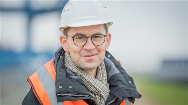 Christoph Linne mit Warnweste und Bauhelm