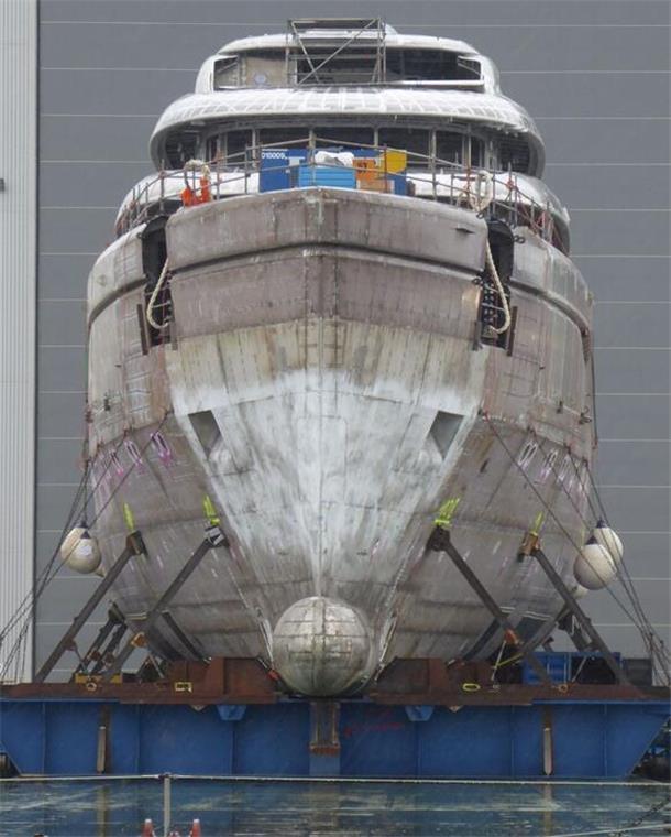 Geheime Luxusyacht auf dem Weg von Bremerhaven nach Bremen Geheime Luxusyacht auf dem Weg von Bremerhaven nach Bremen