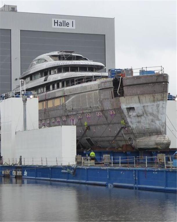 Geheime Luxusyacht auf dem Weg von Bremerhaven nach Bremen Geheime Luxusyacht auf dem Weg von Bremerhaven nach Bremen
