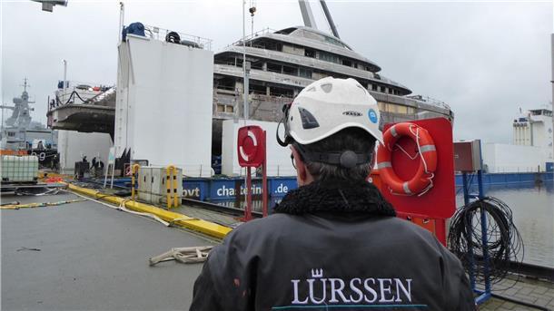 Geheime Luxusyacht auf dem Weg von Bremerhaven nach Bremen Geheime Luxusyacht auf dem Weg von Bremerhaven nach Bremen