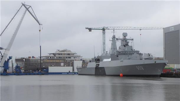 Geheime Luxusyacht auf dem Weg von Bremerhaven nach Bremen Geheime Luxusyacht auf dem Weg von Bremerhaven nach Bremen