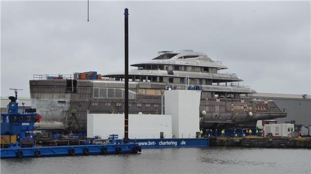Geheime Luxusyacht auf dem Weg von Bremerhaven nach Bremen Geheime Luxusyacht auf dem Weg von Bremerhaven nach Bremen
