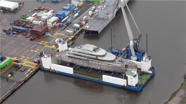 Geheime Luxusyacht auf dem Weg von Bremerhaven nach Bremen Geheime Luxusyacht auf dem Weg von Bremerhaven nach Bremen