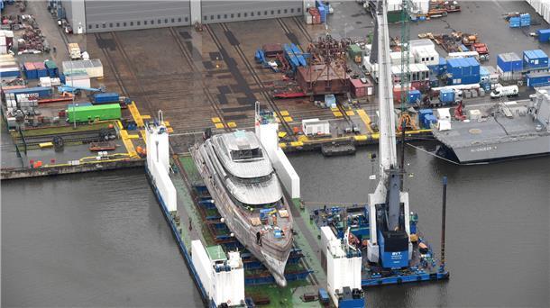 Geheime Luxusyacht auf dem Weg von Bremerhaven nach Bremen Geheime Luxusyacht auf dem Weg von Bremerhaven nach Bremen