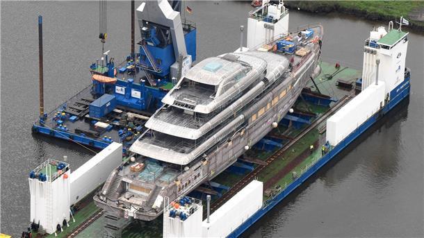 Geheime Luxusyacht auf dem Weg von Bremerhaven nach Bremen Geheime Luxusyacht auf dem Weg von Bremerhaven nach Bremen