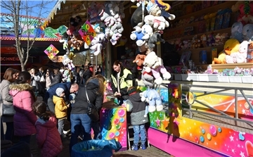 Das Bild zeigt eine Losbude auf dem Selsinger Markt. 