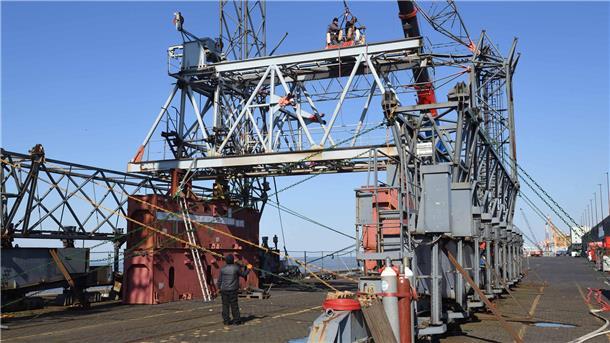 Tschüss, „Giraffe“! Der Abbau des Container-Krans neigt sich dem Ende entgegen