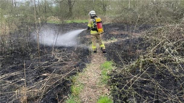 Ein Feuerwehrmann löscht