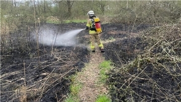 Ein Feuerwehrmann löscht