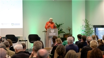 Claudia Roth spricht im Klimahaus Bremerhaven