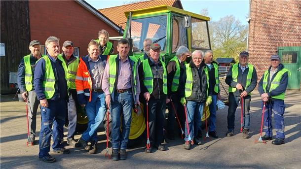 80 Kilo Müll in Hamersen entsorgt Helfer bei der Müllsammelaktion