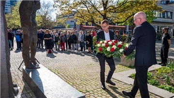 Um ein Zeichen für Frieden und Demokratie zu setzen, legten der Stadtverordnetenvorsteher Torsten von Haaren und Stadtrat Frost einen Kranz nieder.