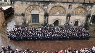 219 angehende Polizistinnen und Polizisten wurden in der Glocke vereidigt, bevor sie sich auf den Domtreppen zum Gruppenbild versammelten.