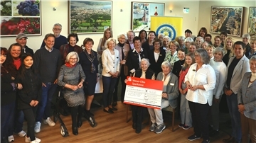 Spendenübergabe des Inner Wheel Clubs Bremerhaven an soziale Projekte im Beisein von vielen Menschen.