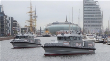 Warum zwei Polizeiboote für den Oman im Neuen Hafen von Bremerhaven liegen