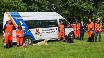 Rettungshundestaffel: Volksbank fördert neues Fahrzeug