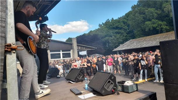 Let’s rock! Beim Rock House Festival in Loxstedt fliegen die Mähnen