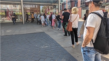 Räumungsverkauf bei Schuhkay: Lange Warteschlangen vor dem Geschäft am Freitag. 