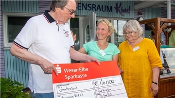 Spendenübergabe bei Lebensraum Kind