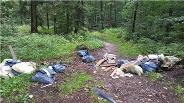 Hausmüll, Keramik und Bauschutt im Flögelner Holz illegal entsorgt