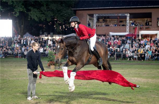 Regen, Wettkämpfe und Showreiten: Das sind die Elmloher Reitertage in Bildern Regen, Wettkämpfe und Showreiten: Das sind die Elmloher Reitertage in Bildern