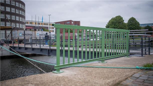 Ein Teilstück des einstigen Geländers der havarierten Drehbrücke im Überseehafen ziert nun die Fußgängerüberquerung am Alten Hafen vor dem Museumshaffkahn Emma. 