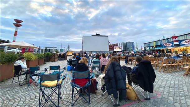 Rund 400 wetterfeste Filmfans rücken zum „Kino am Hafen“ im Fischereihafen an